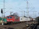 DB 155 020 mit einem Containerzug bei Durchfahrt durch Schwarzenbek in Richtung Hamburg, 23.03.2011  