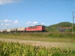 Eine BR 155 durchfhrt am 28.09.2011 mit einem Kesselwagenzug die Felder vor Kronach Richtung Lichtenfels.