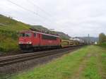155 265-2 zieht einen leeren Autozug am 11.10.2011 durch Pommern (Mosel)
