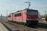 155 033-4 mit 155 133-2 im Schlepp sind am 17.01.2012 in Kaiserslautern