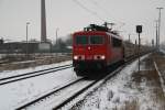 155 061-5 auf dem Weg in Richtung Wustermark mit leerem Autozug am 14.02.2012