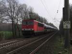 155 004-5 mit einem Gterzug zwischen Rheine und Emden bei Devermhlen (B 296.6) am 16-3-2012.