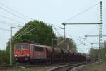 Hier zieht die 155 017 - 7  einen Kohlenzug (?) durch die Kurve bei Schkortleben, einer Regionalbahn  Richtung Merseburg begegnend, aufgenommen an der Einmndung der    Rippachtalbahn  am 30.04.2012