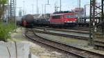 155 267 fhrt mit Gterzug am 23.04.2012 durch den stlichen Frther Bahnhof in Richtung Gterbahn zum Rangierbahnhof Nrnberg.