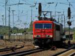 155 243-9 zieht am 18.08.2012 einen Ambrogio-Ganzzug mit Lkw-Wechselbehltern aus Aachen West.