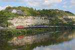 155 175 mit einem Kesselwagenzug am 02.08.2011 im Maintal bei Retzbach-Zellingen.