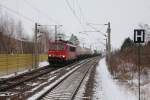 Am 22.02.13 legt sich 155 150-6 mit ihrem Kesselwagenzug in die Kurve.