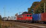 155 266-0 hat am 27.10.12 einen langen Containerzug aus Bremerhaven am Haken und rollt gerade durch Langwedel Richtung Hannover, whrend der Gegenzug gen Hafenmetropole fhrt.