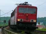 155 017 hat am 24.05.13 mit ihrem Gterzug gerade die Mariaorter Brcke bei Regensburg Prfening berquert.