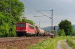 155 028 zieht am 07.06.2013 einen gemischten Gterzug aus Pressig-Rothenkirchen heraus.