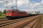 Hier 155 224-9 mit einem Kesselwagenzug, bei der Durchfahrt am 1.7.2013 durch Berlin Schnefeld Flughafen, in Richtung Genshagener Heide.