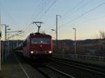 155 157 rauschte am Abend des 14.02.14 mit ihrem Autozug durch Radebeul Naundorf (b.