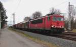 155 011-0 kommt am 15.03.2014 mit den GA 52813 zum VW-Werk nach Mosel durch die Ortslage Gößnitz gefahren.