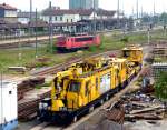 Drei Fahrzeuge der BahnbauGruppe und die 155 110-0 am 27.04.2014 Nordhausen