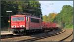Die 155 123-3 hinterlässt mit ihrer Güterfracht am Haken einen recht staubigen Eindruck am Bahnhof von Eschweiler bei der Durchfahrt am 01.Oktober 2014.