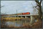 155 178-7 rollt am 28.02.2015 mit einem Autoteilezug über die neue Ehlebrücke bei Biederitz.