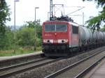 Eine BR 155 mit Scherenstromabnehmer schleppt ihren Gterzug am 03.08.2006 mit ca.