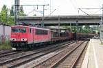Aus Richtung Hafen kam am 13.08.2014 die 155 020-1 mit einem gemischten Güterzug in Hamburg Harburg gen Maschen.