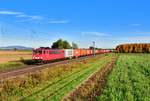 155 183 mit einem Containerzug am 13.10.2019 bei Stephansposching.