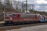 155 016 fährt mit einem Autozug über den Bahnhof Flieden in Richtung Fulda am 11.