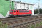 155 191 von LDK fährt im August 2025 solo durch Dresden Freiberger Straße. Die Lok wurde 1982 in Dresden in Dienst gestellt.