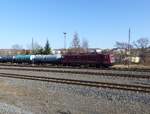 Am Ende eines Kessewagenzuges, geschleppt von der Gera Ludmilla 232 529-8, rollt die E-Lok 250 137-7 ( 9180 6155 137-3 D-GERA ) vom Bahnbetrieb Gera BBG mit. Standort Bahnsteig 5