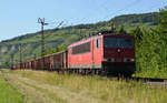 155 253 schleppte am 14.06.17 einen Hochbordwagenzug durch Thüngersheim Richtung Würzburg. Zwischen all den Traxx-Loks der DB war sie ein Sonderling.