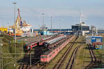 Fährhafen Sassnitz Mukran mit farblich verblassten Loks. In vorderster Reihe stehen die Loks 155 058, 155 010 und 155 031. - 10.09.2017
