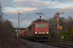 155 178 mit einem langen weißen Latz zieht ein paar Güterwagen durch Ratingen. (13.01.18)