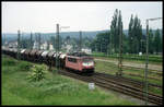 155142 verlässt hier am 28.5.1999 mit einem langen Schotterwagen Zug den Bahnhof Lengerich in Richtung Münster.