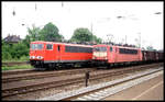 Gleich in zwei Farbvarianten präsentiert sich hier am 9.5.2003 die Baureihe 155 im Bahnhof Lengerich in Westfalen.