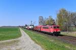 155 134 mit einem Güterzug am 16.04.2019 bei Woltorf. 