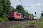 155 163-9 (DB) mit Güterzug passiert am 23.05.2011 den stillgelegeten, aber öffentlich zugänglichen Bahnhof von Ostercappeln (LK Osnabrück) auf dem Weg Richtung Osnabrück. Das Foto wurde von der ehemaligen Verladerampe aus aufgenommen.