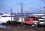 155 194 fhrt einen mit Postcontainern beladenen Zug bei Riestedt ber die Blankenheimer Rampe Winter 98