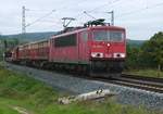 23. September 2014, Ein Güterzug in Richtung Saalfeld fährt am Beginn der Frankenwaldbahn durch die Zettlitzer Kurve. Beim Anblick solcher Baustellen-Übrigbleibsel kommen mir immer ganz eigenartige Gedanken an nächtliche Disko-Heimkehrer mit (weil ungeküsst) hohem Frust-Potenzial.