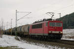 21. Januar 2011, Lok 155 160 fährt mit einem Kesselwagenzug durch Neuses bei Kronach in Richtung Saalfeld
