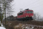 19. Februar 2013, Lok 155 253 fährt mit einem Güterzug zwischen Oberlangenstadt und Küps in Richtung Saalfeld