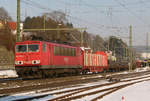 31. Januar 2012, Lok 155 266 fährt mit einem Güterzug aus Saalfeld durch den Bahnhof Kronach.