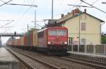 155 202 zieht einen Containerzug am Bahnsteig 1 in Pritzier vorbei.