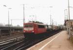 155 263 durchfhrt Koblenz Hbf am 18.10.03 mit ihrem Gterzug.