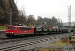 05. Dezember 2008, Lok 155 157 führt einen mit Fahrzeugen der Bundeswehr beladenen Güterzug aus Richtung Saalfeld durch Kronach. 