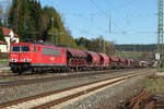 08. April 2011, Lok 155 158 befördert einen gemischten Güterzug aus Richtung Saalfeld durch den Bahnhof Kronach.