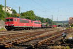28. Juni 2011, Ein Güterzug aus Saalfeld fährt durch den Bahnhof Kronach. Hinter der führenden 155 115 läuft 151 063.