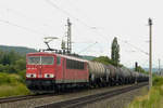 27. Juli 2010, Lok 155 097 fährt mit einem Kesselwagenzug aus Richtung Saalfeld durch Küps