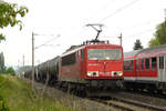 18. Juni 2010, Lok 155 038 begegnet mit ihrem Kesselwagenzug aus Richtung Saalfeld nahe des Haltepunktes Küps einer Regionalbahn.