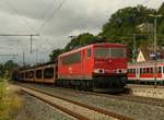 06. Juli 2010, Lok 155 017 fährt mit einem gemischten Güterzug in Richtung Saalfeld durch den Bahnhof Kronach. Im Hintergrund steht die Regionalbahn nach Bamberg.