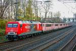 MEG 156 001-0 mit Schrottzug nach Opladen mit 12x der Baureihe 155 in Wuppertal, November 2020.