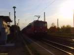 155 244 mit Gterwagen bei einer Durchfahrt in Leiling am 04.05.2007