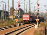 Eine 155 zieht einen ellenlangen Gterzug (zu sehen ist nicht eimal ein Drittel) durch den Hauptbahnhof Chemnitz.