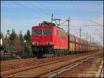 155 183 beschleunigt aus der Falkenberger Brckenbaustelle heraus mit ihrem PKP-Bunkerzug gen Leipzig, 03.02.08.